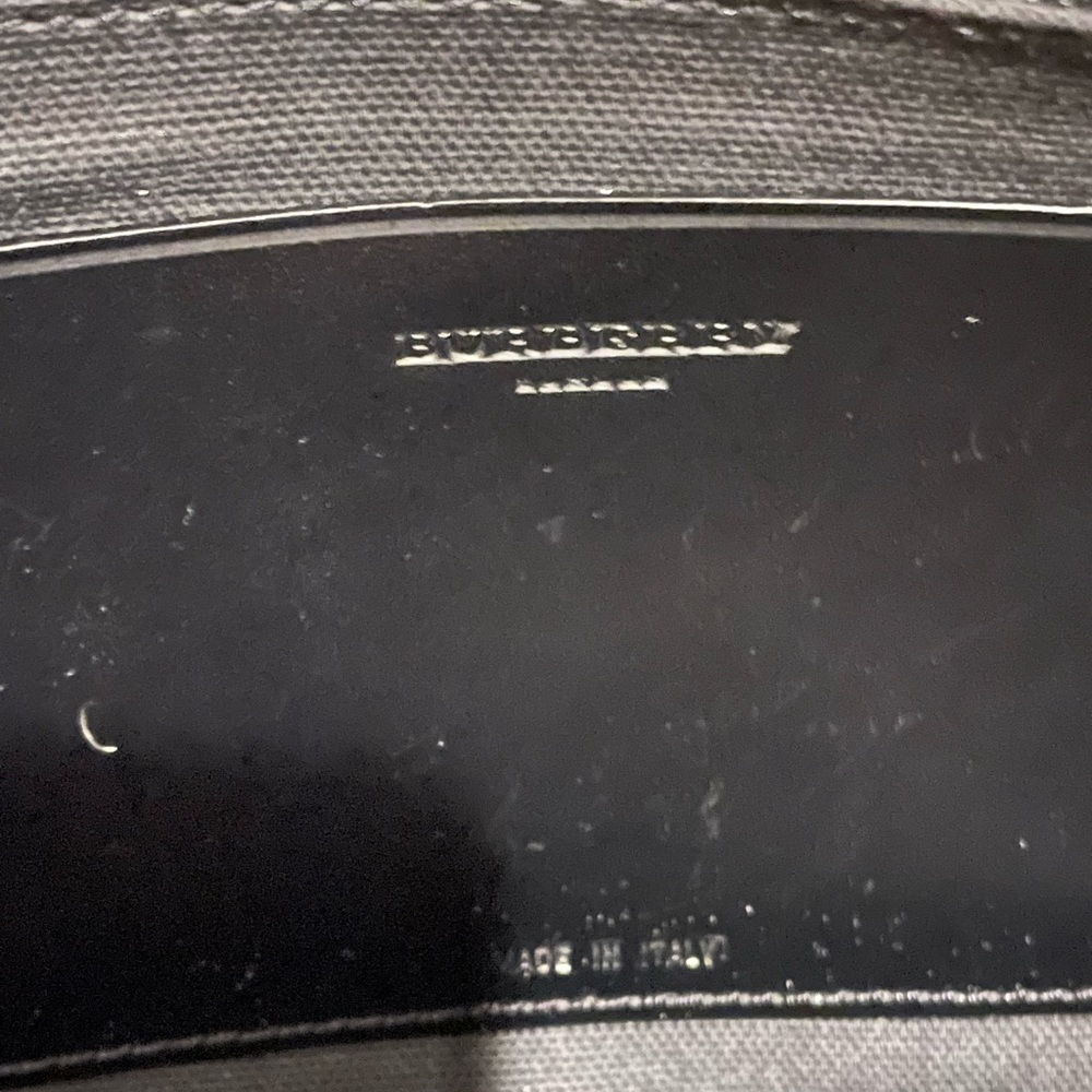 BURBERRY TOTE. FUN FLANNEL DESIGN INCLUDED FOR THE LOCK. Multiple pockets - Picture 7 of 10